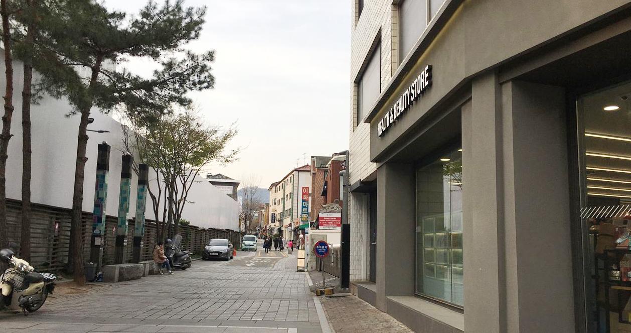 Con đường nhỏ với một hàng cây thưa thớt gần bảo tàng Sonje, trên đường đến quán cà phê Almost Home.