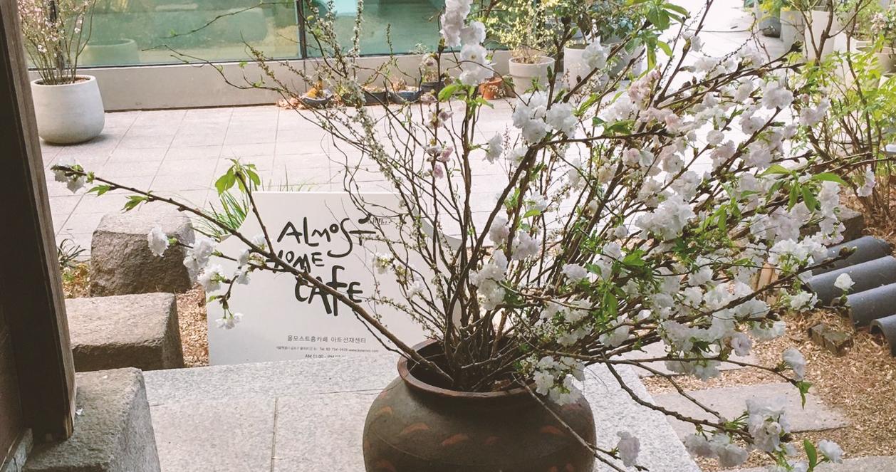 Nội thất ấm cúng với bàn ghế gỗ tại quán cà phê hanok Almost Home nằm ở Seoul.