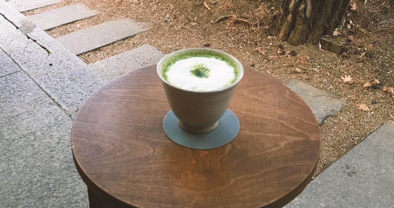 Một tách latte trà xanh nồng nàn, đặc trưng của quán cà phê Almost Home, Seoul.