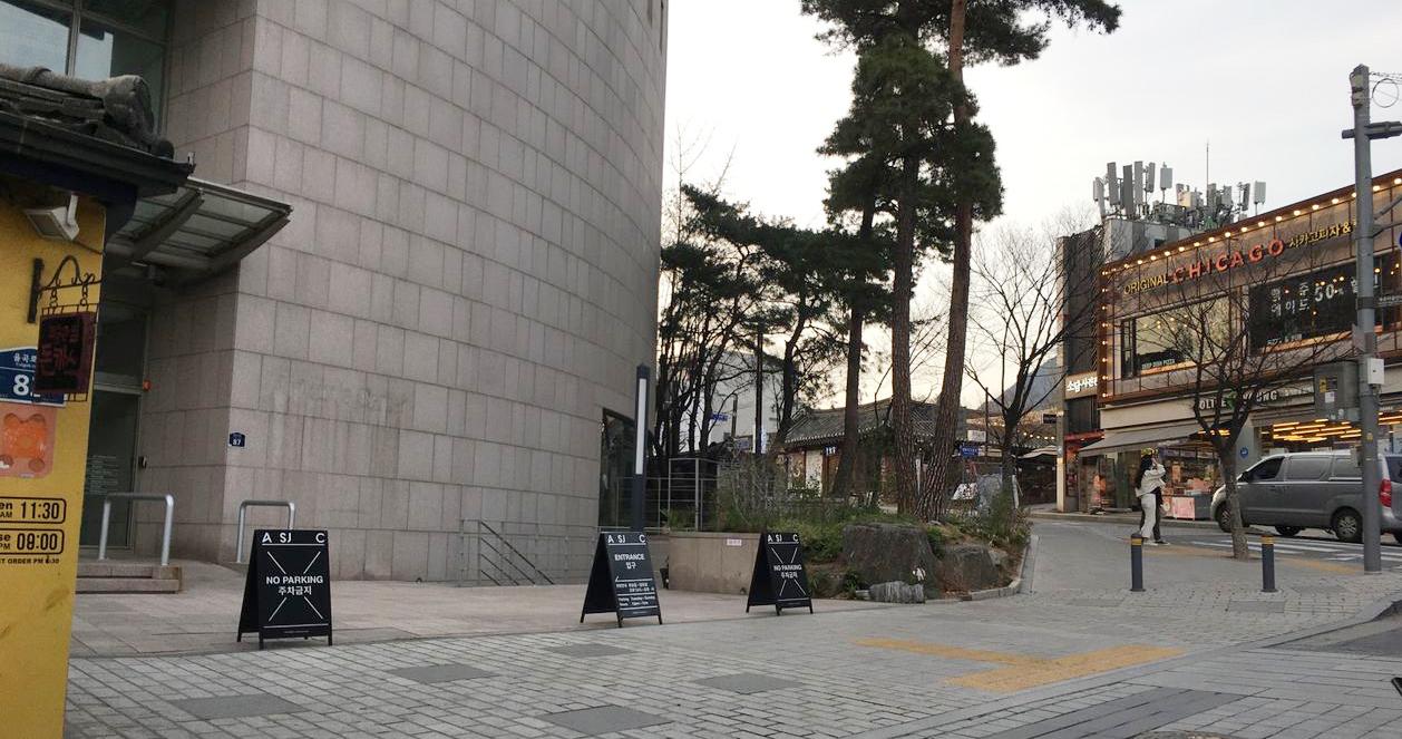 Bức ảnh ghi lại một phần quang cảnh tòa nhà hiện đại và nhà cổ hanok, hòa quyện giữa cổ điển và hiện đại.