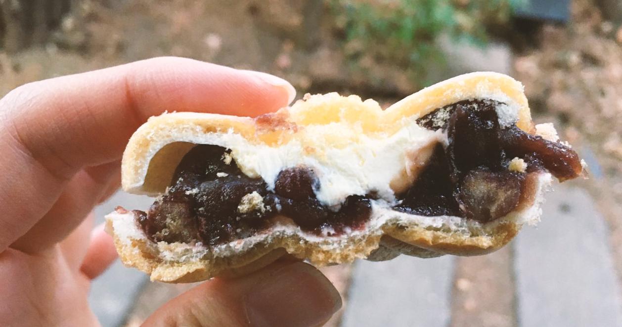 Bánh monaca với nhân đậu đỏ, kem phô mai tại quán Almost Home, một kết hợp ngon miệng giữa vị giòn và vị ngọt.