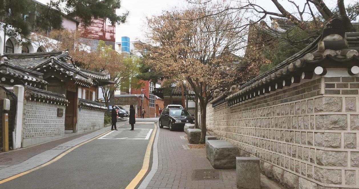 Không gian thanh bình của làng hanok Bukchon với một đường phố lát đá cổ điển.