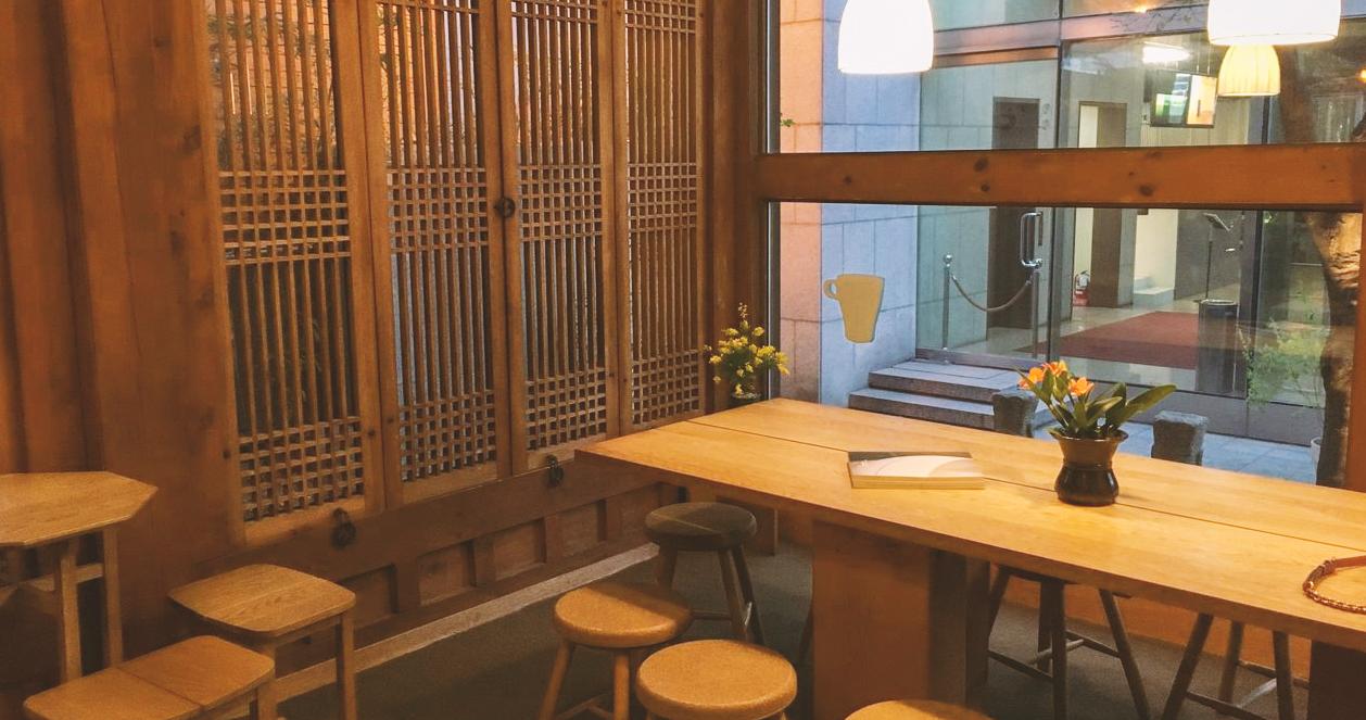 Sự kết hợp giữa nan bò rung và các vật liệu gỗ mộc mạc, tạo nên không gian thoáng đạt của quán cà phê Almost Home.