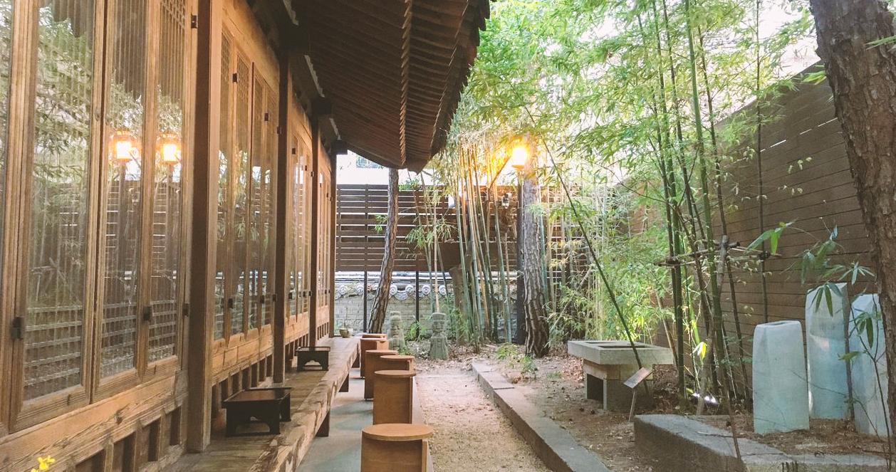 Chiếc bàn gỗ đơn giản cùng lát sen khô tinh tế tại quán cà phê Almost Home ở Seoul.