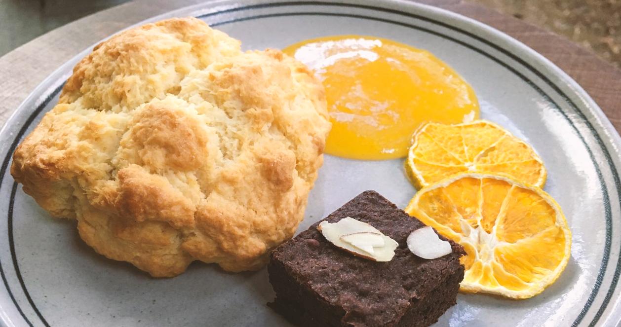 Đĩa bánh nướng, brownie và lát quýt sấy thịnh soạn tại quán cà phê Almost Home.