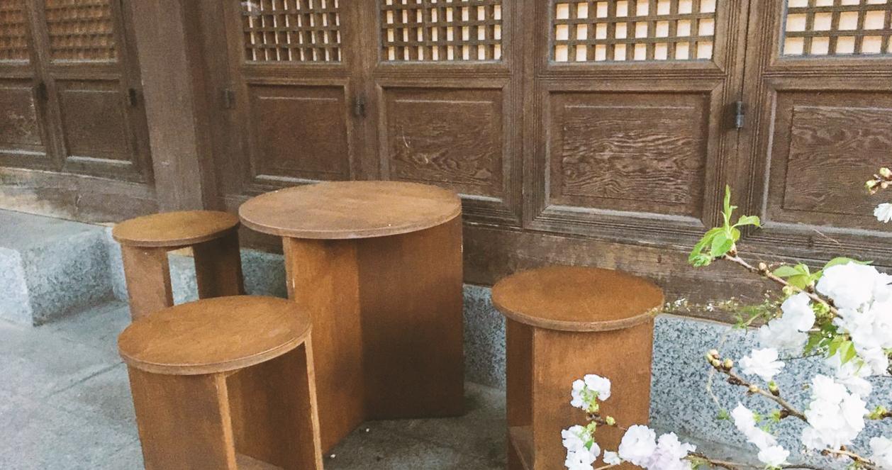 Hai ấm trà sứ trưng bày tại quán cà phê Almost Home, Seoul, mang đến cảm giác truyền thống và ấm cúng.