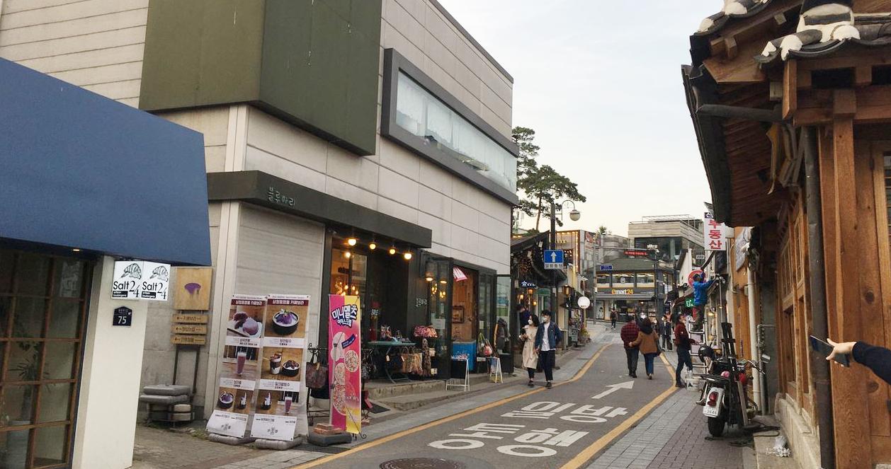 Cửa hàng tiệm bánh Salt 75 trên con phố nhộn nhịp của Bukchon Hanok, gần quán cà phê Almost Home.
