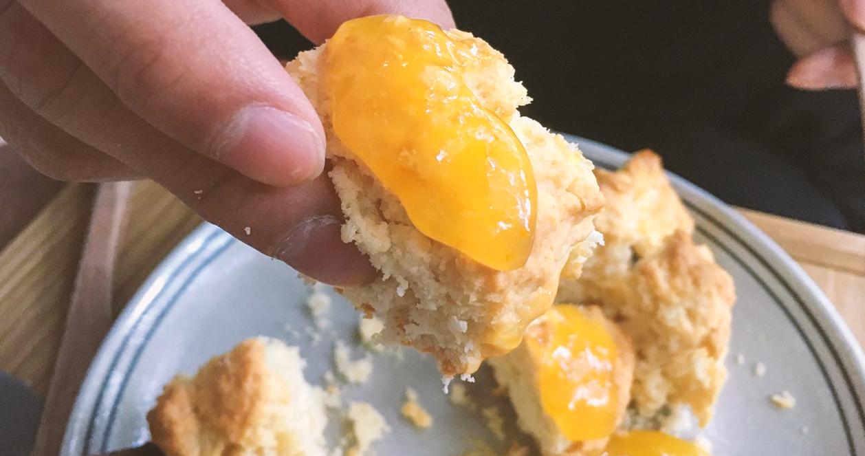 Scone giòn với mứt quýt trông hấp dẫn tại quán cà phê Almost Home, một món ăn ngon mà bạn nên thử.