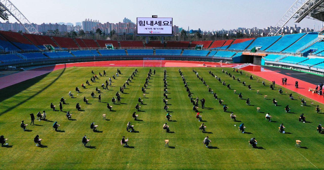 นักเรียนเกาหลีที่เดินทางจากต่างประเทศกินยาลดไข้กว่า 20 เม็ด เพื่อตบตาด่านตรวจคนเข้าเมืองทั้งในอเมริกาและเกาหลี รัฐบาลเกาหลีใต้ออกประกาศว่า "คนที่เดินทางเข้าประเทศต้องตรวจ COVID-19"