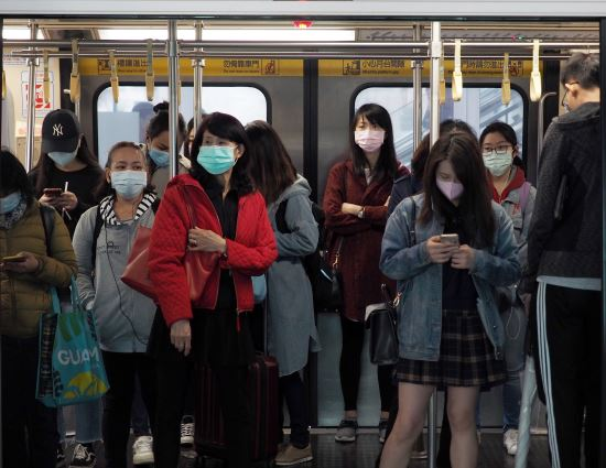 捷運車廂內的公共交通工具, 旅客違反檢疫規定而面臨罰款.