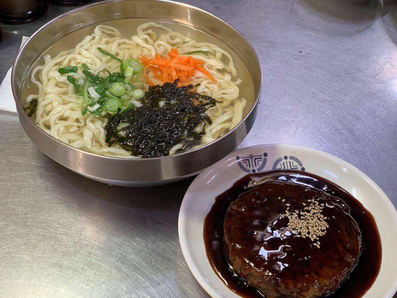 韓国の人気店맛양값（マッヤンガッ）の代表メニュー、手打ちカルグクスとハンバーグセット。リーズナブルで美味しさが評判の一品。
