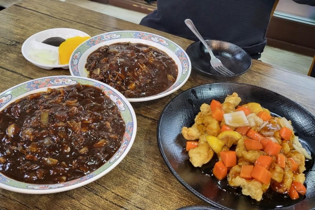 石器時代ジャージャー村の特徴的なメニュー、ジャージャー麵とタンスユク（韓国式醋豚）のセット。美味しさとコスパが揃った人気の食事。