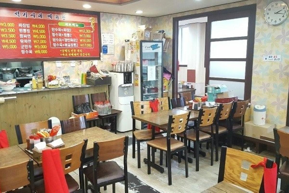 ソウルにある人気中華店、石器時代ジャージャー村の明るい店内の様子。リーズナブルに韓国式中華料理を楽しめる隠れ家的名店。