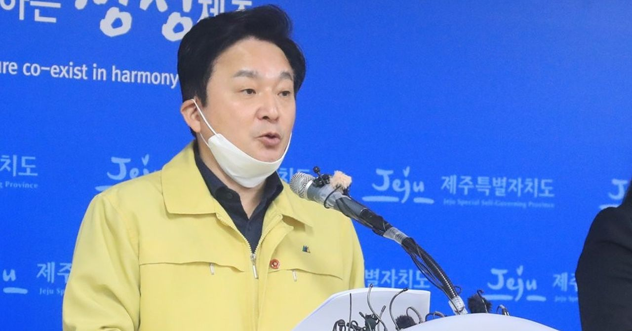 韩国母女机场 - 显示因确诊而被索高额赔偿金的家庭面临机场隔离措施。