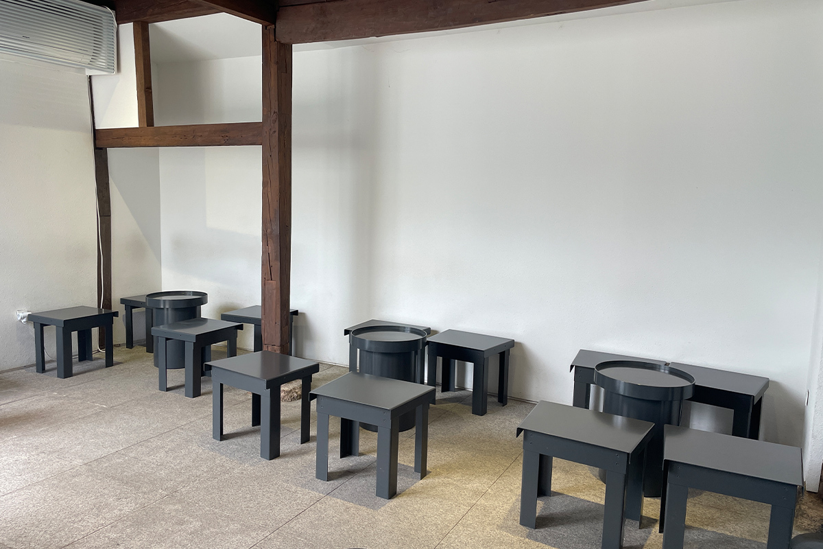 Kotton Seoul 咖啡廳的室內座位區，提供顧客舒適的黑色傢俱與木製裝飾，位於首爾的仁寺洞。