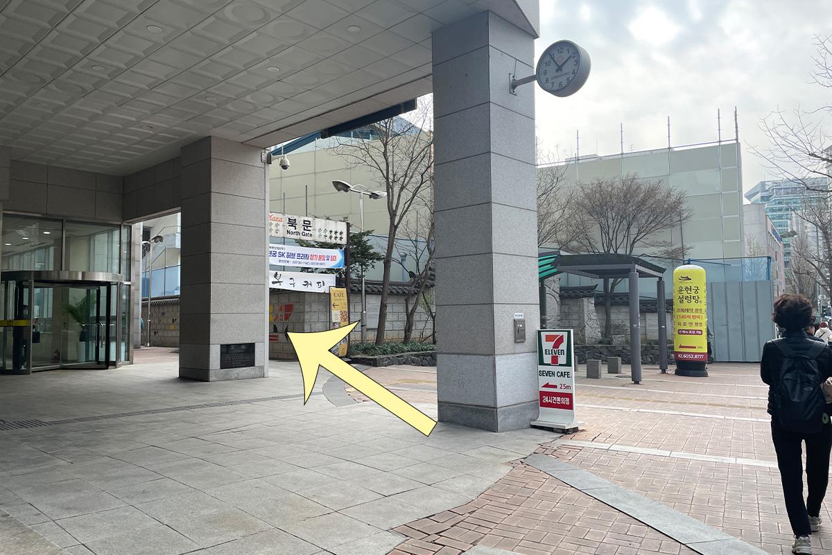 在 Kotton Seoul 咖啡廳的指引路徑中,一個擁有便利商店和其他街邊餐館的拐角呈現,位於首爾仁寺洞。