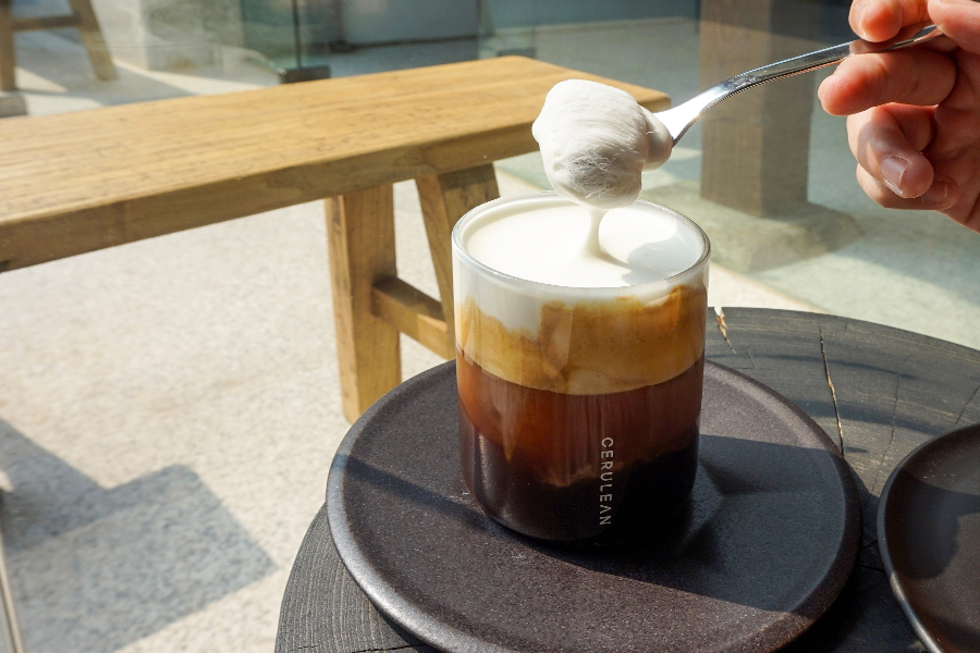 展示在桌上的一杯精緻的現做咖啡，配有象徵韓國的傳統龍鬚糖裝飾，來自首爾仁寺洞的 Kotton Seoul 咖啡廳。