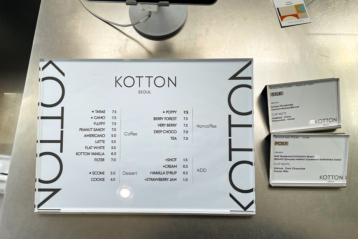 Kotton Seoul 咖啡廳的完整菜單，包含各種咖啡和甜點選項，位於首爾的仁寺洞。