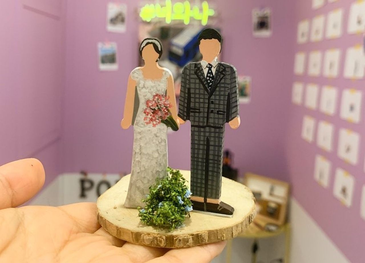 Figura de madera personalizada de una pareja de boda, creada en el Taller de Pobi en Insadong.