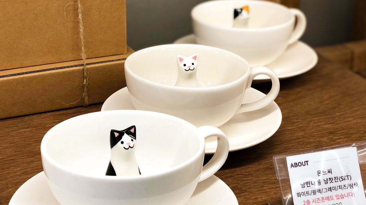 Tazas de cerámica con figuras de gatos dentro, disponibles en la tienda idus STORE en Ssamziegil.