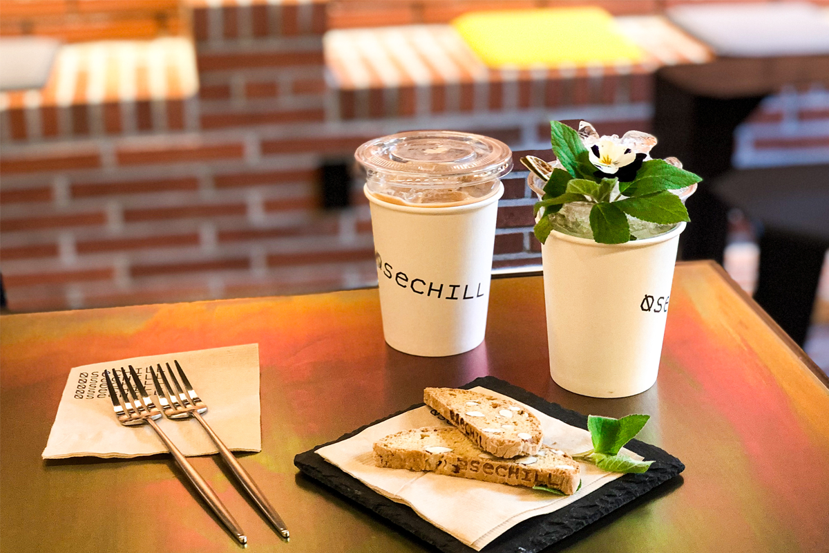 OSECHILL咖啡廳內部的奶茶和莫希託飲品擺設，營造出一個精緻而引人入勝的視覺效果。