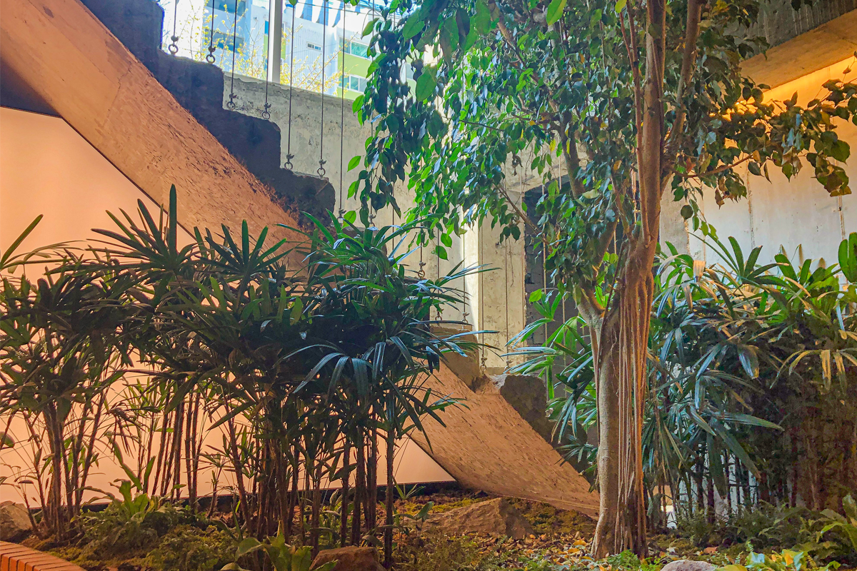 OSECHILL咖啡廳的樓梯和迴廊，配以多種色彩和植物，整體像是一件藝術裝置。