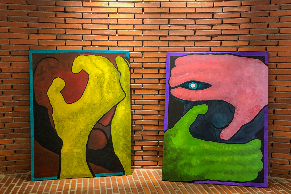 OSECHILL咖啡廳藝術畫作展示區，強調富有情緒力和動感的作品。