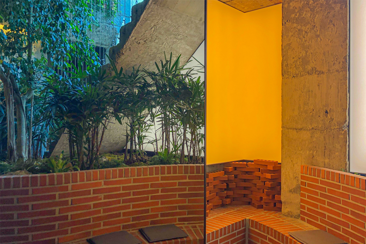 OSECHILL咖啡廳內部一展示區，展示宋旻浩（MINO）創作的當代藝術畫作。