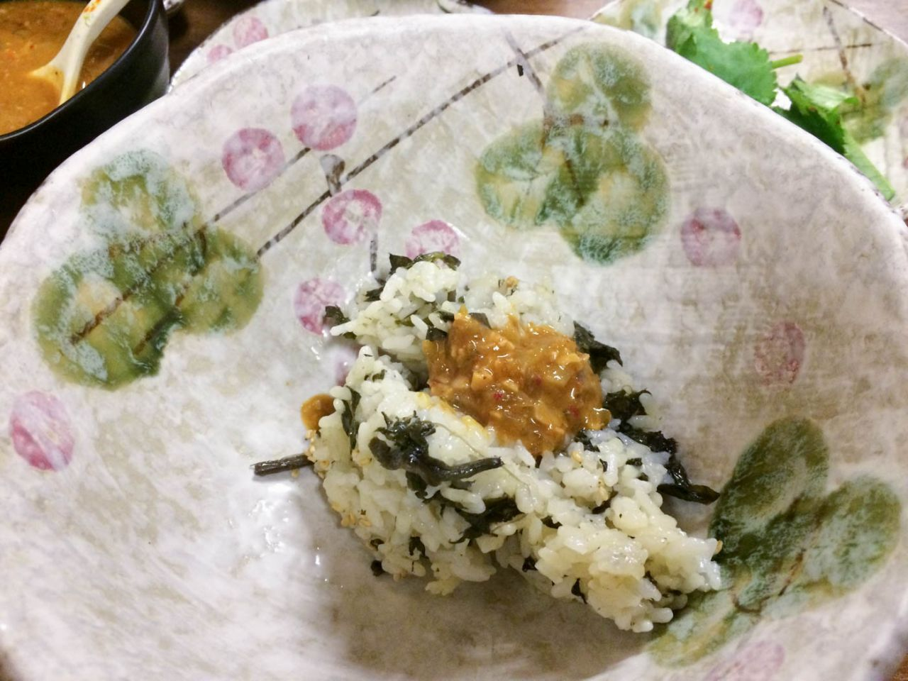 Cangrejo marinado en salsa de soja acompañado de guarniciones coreanas en Jeongseon Halme Gondraebap.