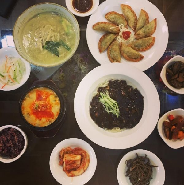 Plato vegano a base de vegetales servido en Osegye Hyang, un restaurante vegano en Insadong.