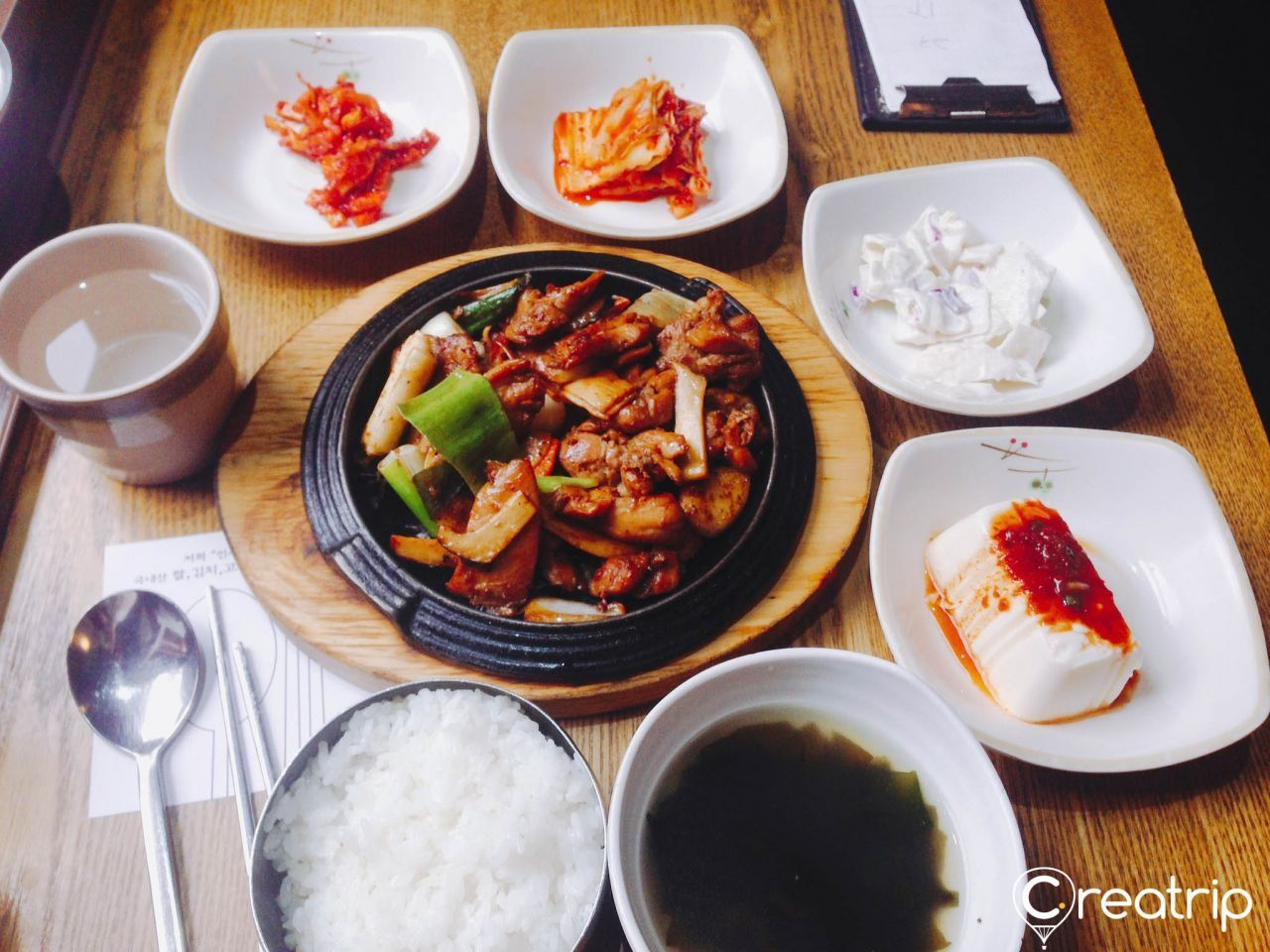 Una selección auténtica de cocina coreana servida en un edificio hanok tradicional en Insadong Geuzip.