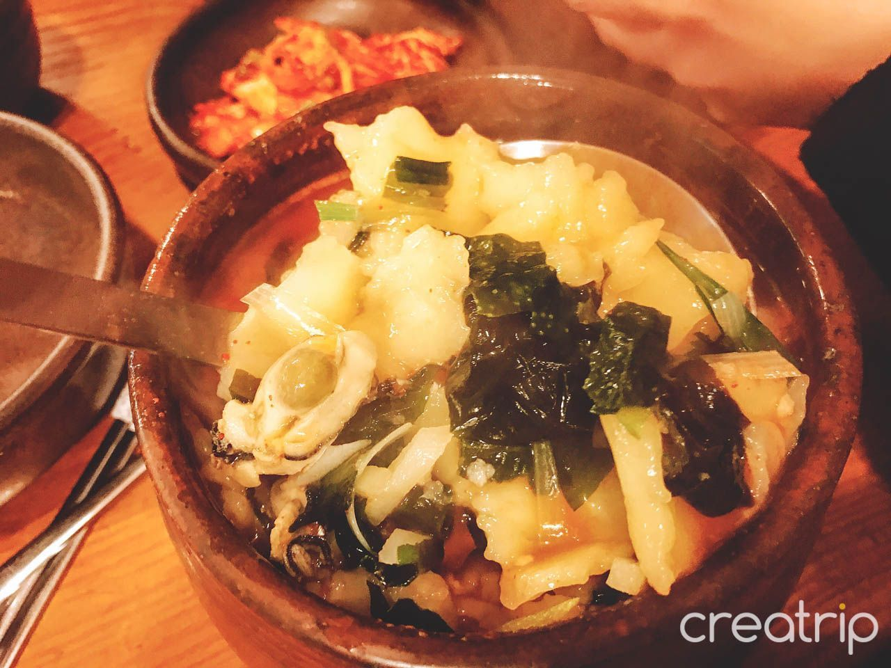 Sopa de masa estirada a mano servida en una olla de sujebi caliente en Insadong Pot Sujebi.