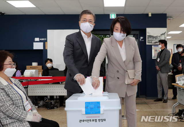 在投票箱前投票的兩人，象徵韓國的民主選舉制度。