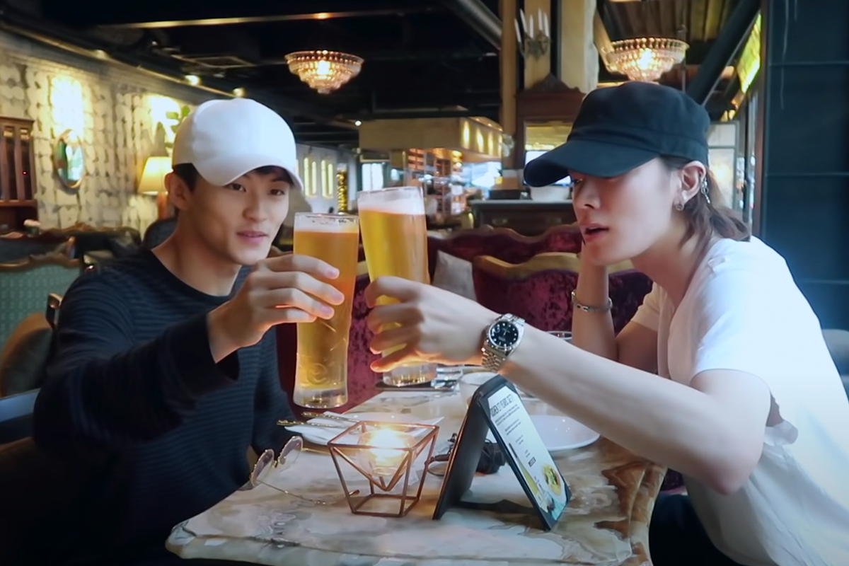 서울 Goshen에서 맥주잔을 들고 있는 모습