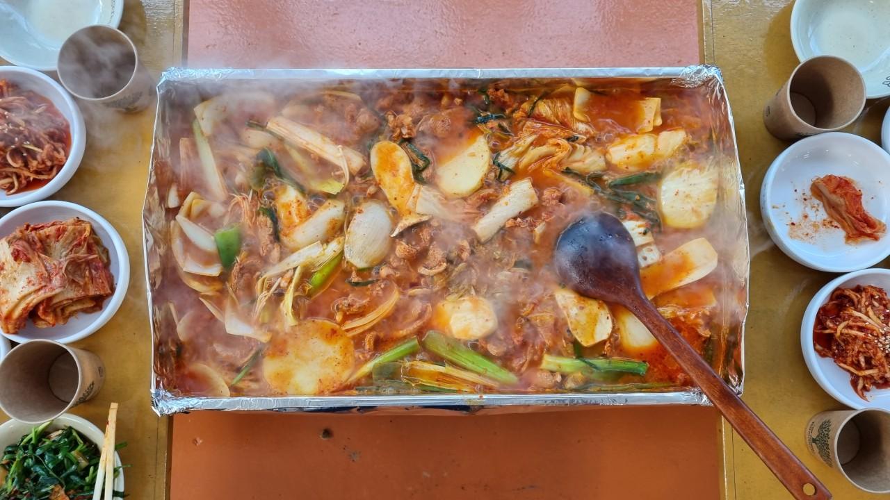 ペンオリ農場の囲炉裏で煮込まれる鴨肉料理。韓国の伝統的な食事スタイルを提供する人気の食事スポット。