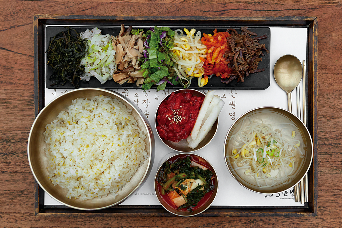 서울 목멱산방의 한정식과 육회 비빔밥 제공 메인 요리 모습