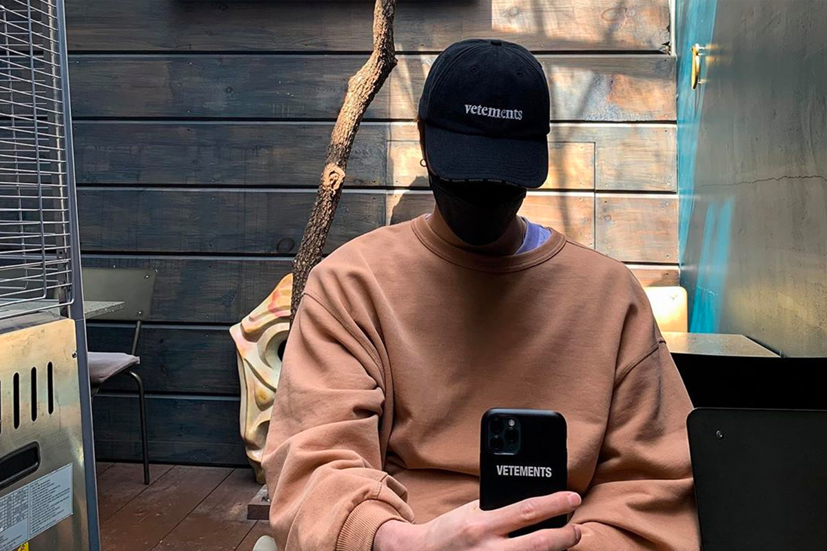 서울 강남구 Coffee M Stable에서 셀카를 찍는 사진