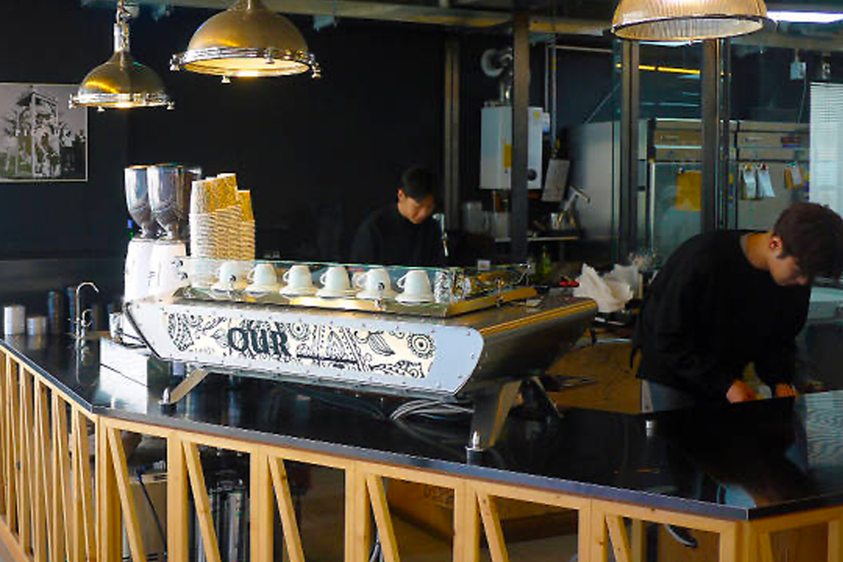 서울 OUR Bakery의 인테리어와 커피 머신