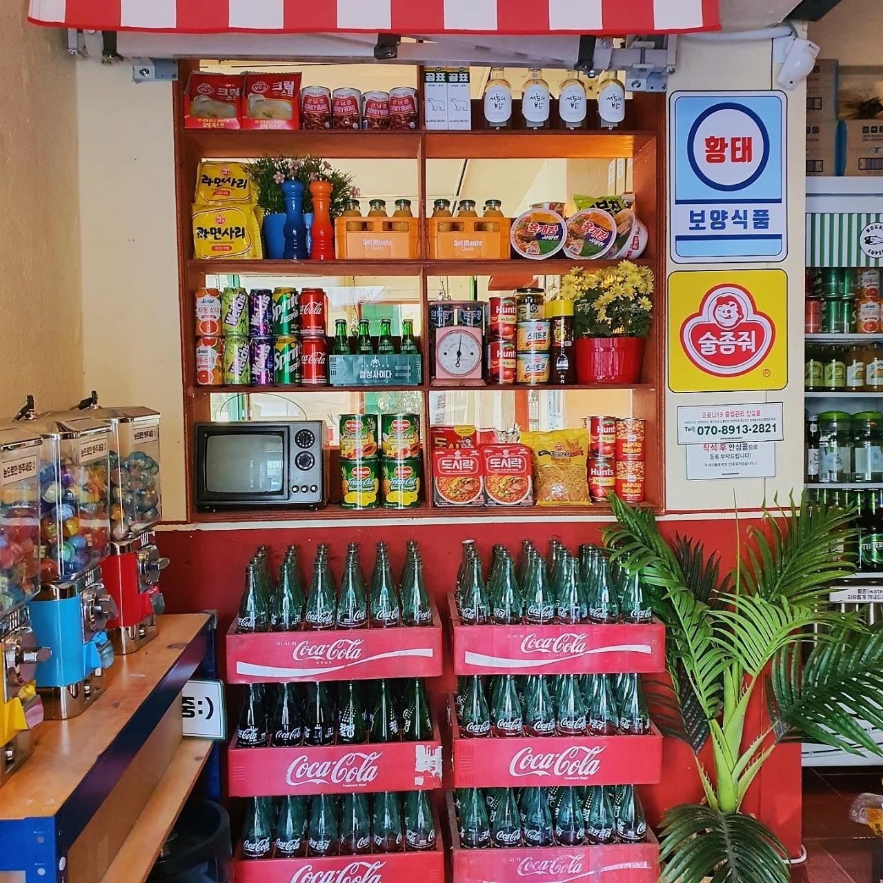 レトロな雰囲気が漂うノガリマーケットの棚。コカコーラの瓶や韓国のスナックがディスプレイされている。韓国文化を感じられるお店。