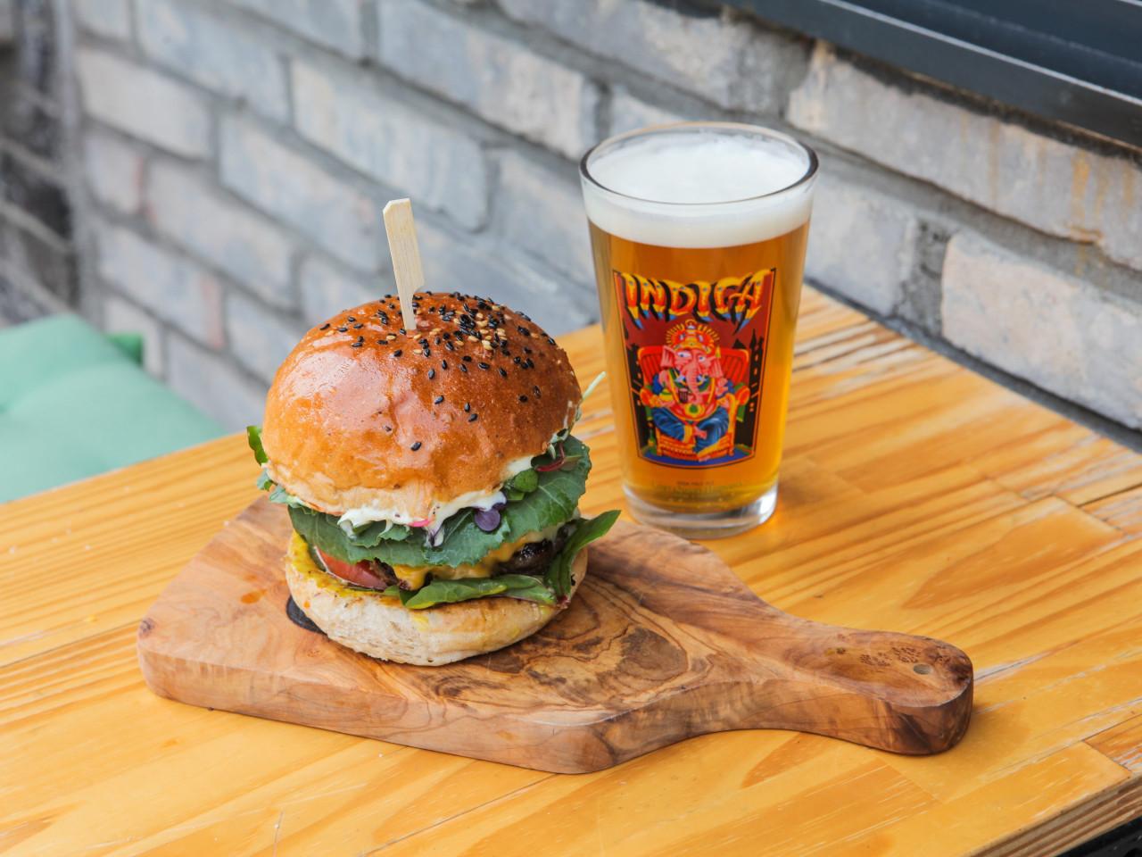 The 100 Food Truckの特製バーガーとビール。ソウルの風景を背景に撮影された美味しそうな食事風景。