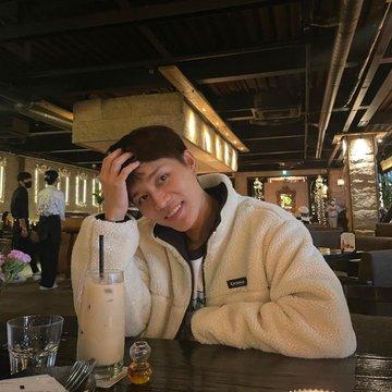 ゴーセンインコーポレーテッドの店内での食事中のシーン。モダンなインテリアと豪華な料理が特徴的なレストラン。観光客に人気。