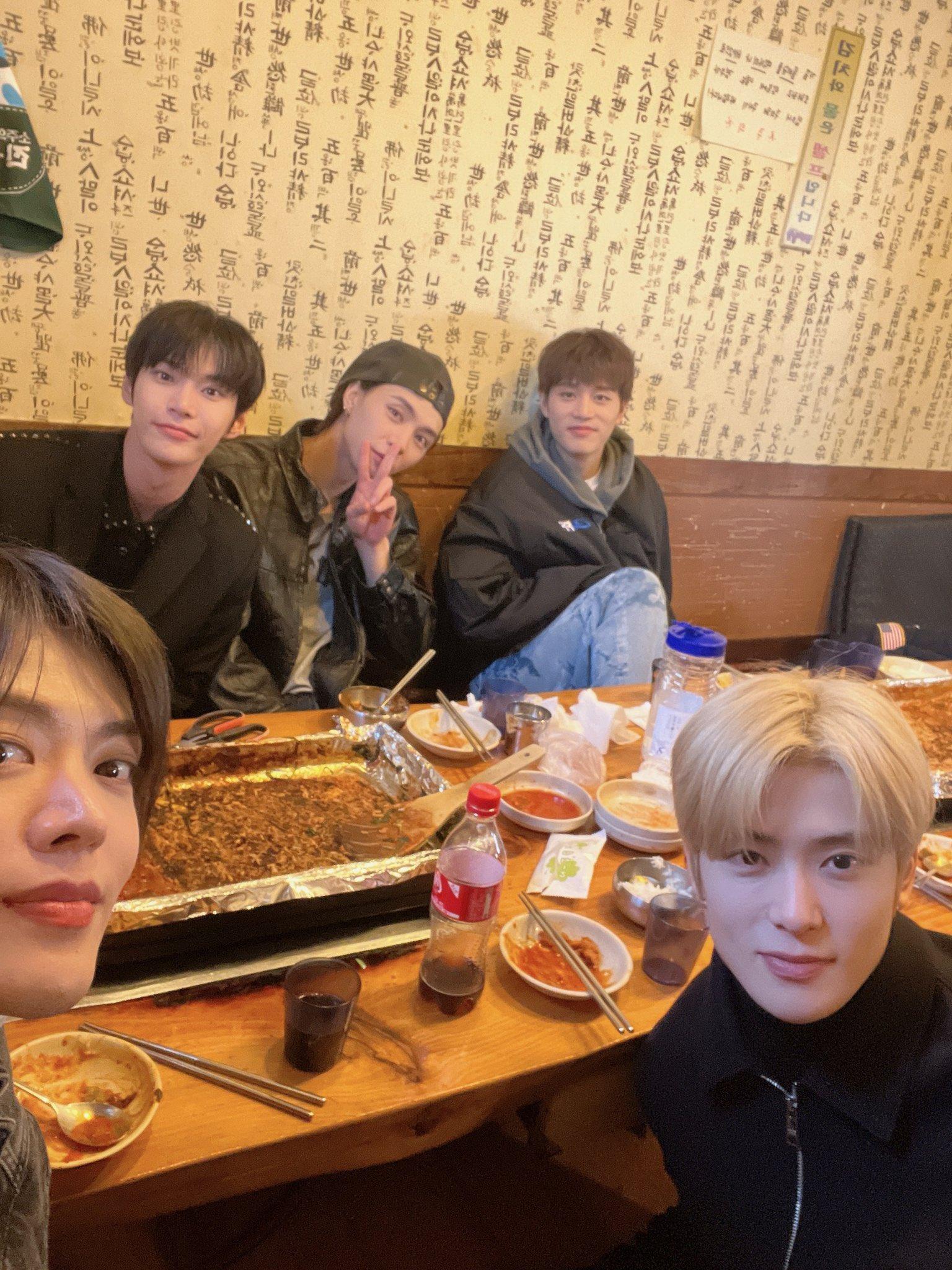 ペンオリ農場で調理された熱々のオリトリタンの鍋。周囲に並べられたアツアツのキムチやおかずが食慾をそそる。