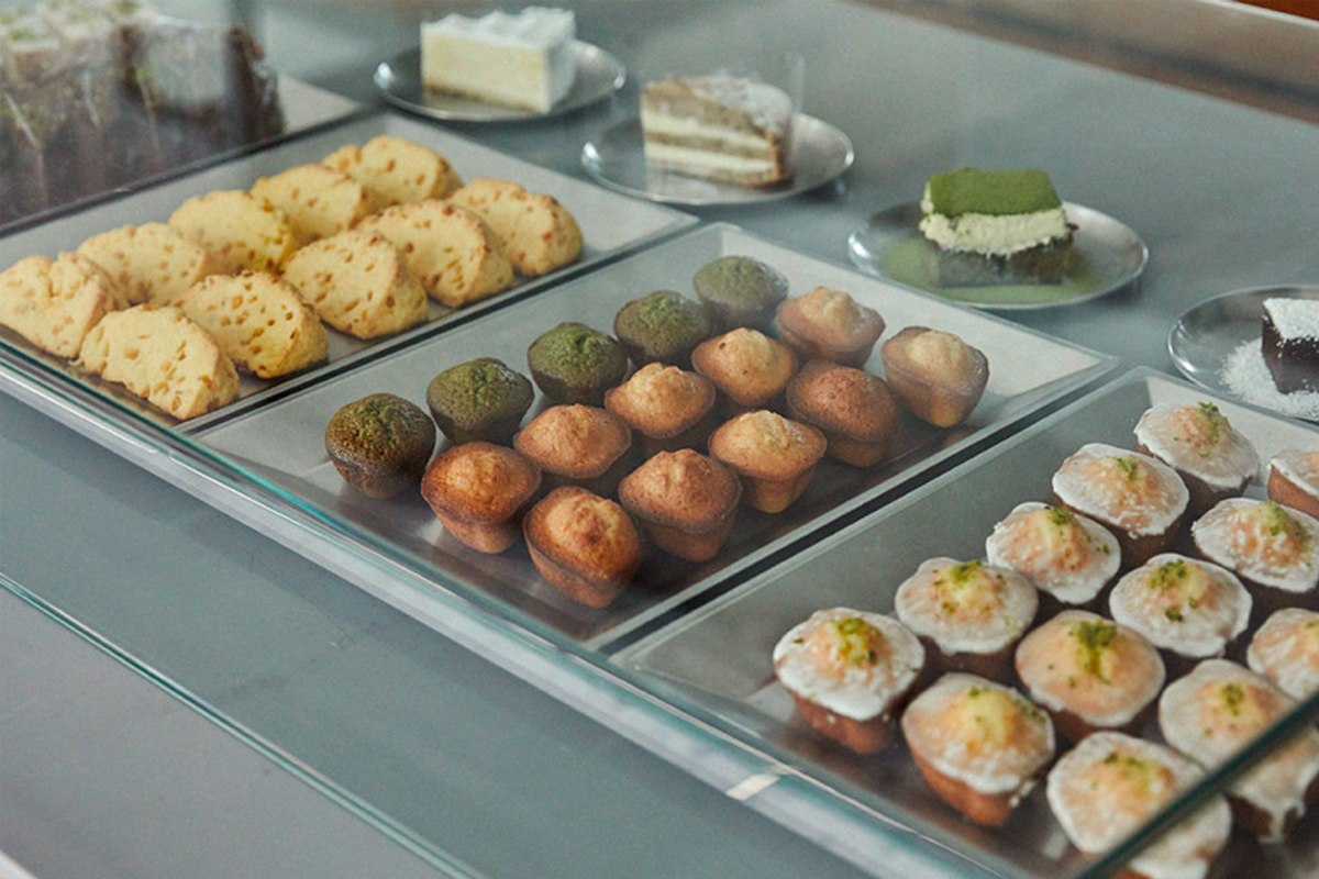 서울 Anthracite Coffee의 다양한 디저트와 커피