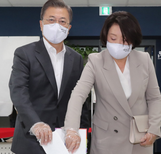 การเลือกตั้งในประเทศเกาหลีใต้ที่กำลังจะเกิดขึ้น ต้องงดเว้นการร่วมตัวของประชาชนจำนวนมาก และการเลือกตั้งล่วงหน้าที่ผ่านมามีประชาชนออกมาเลือกตั้งมากถึง 26%! ผู้มาเลือกตั้งต้องผ่านการฆ่าเชื้อ,ใส่ถุงมือ รวมไปถึงผู้ติดเชื้อก็มีสิทธิ์ในการเลือกตั้งครั้งนี้!!