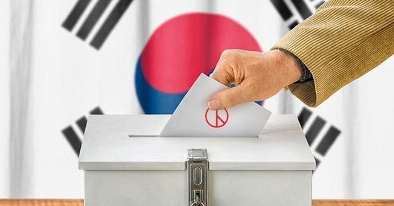 韩国选举文化展示，确保选民在疫情期间安全投票。同时展现投票的民主原则和韩国文化的独特性。