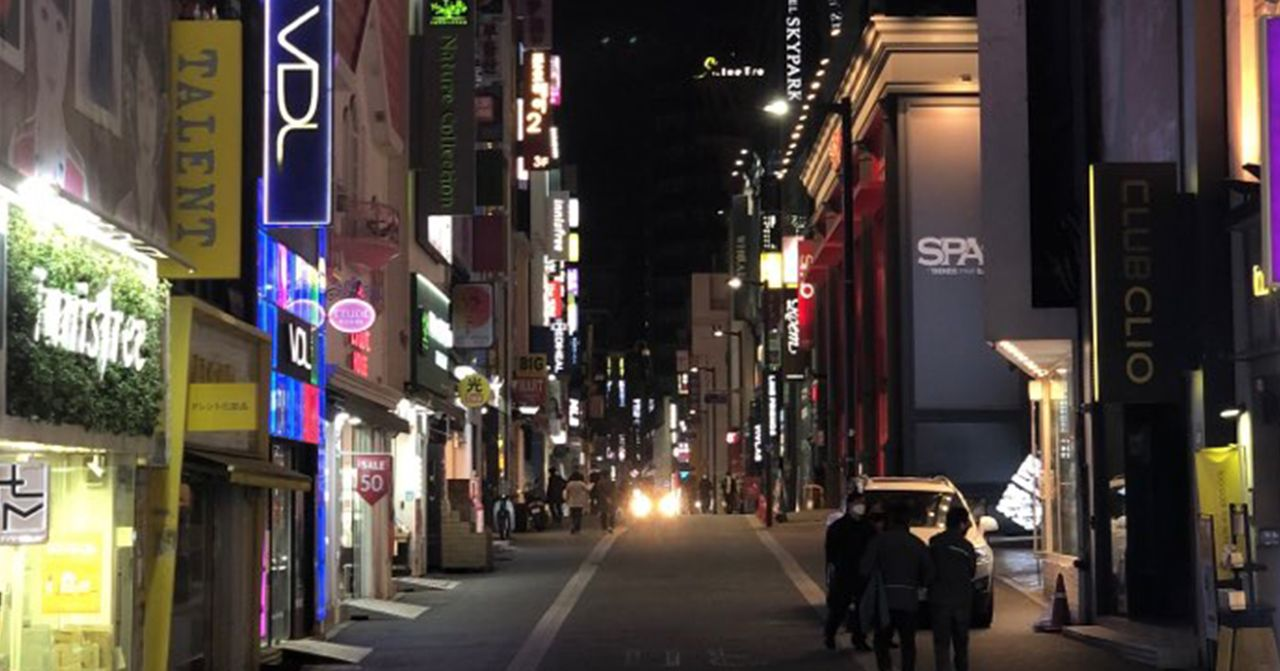 由于疫情的影响，中国入境旅客数量大幅减少，韩国首都的街道展示了变化。夜间商店关闭和游客减少带来了前所未有的城市景观。