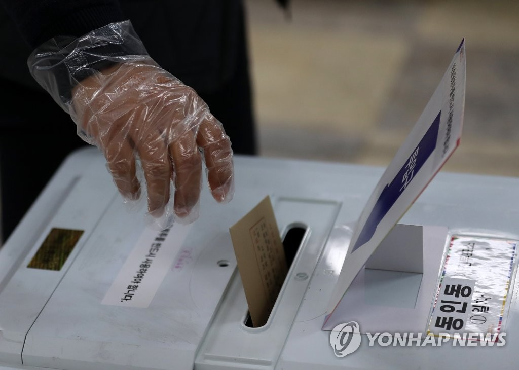 การเลือกตั้งในประเทศเกาหลีใต้ที่กำลังจะเกิดขึ้น ต้องงดเว้นการร่วมตัวของประชาชนจำนวนมาก และการเลือกตั้งล่วงหน้าที่ผ่านมามีประชาชนออกมาเลือกตั้งมากถึง 26%! ผู้มาเลือกตั้งต้องผ่านการฆ่าเชื้อ,ใส่ถุงมือ รวมไปถึงผู้ติดเชื้อก็มีสิทธิ์ในการเลือกตั้งครั้งนี้!!