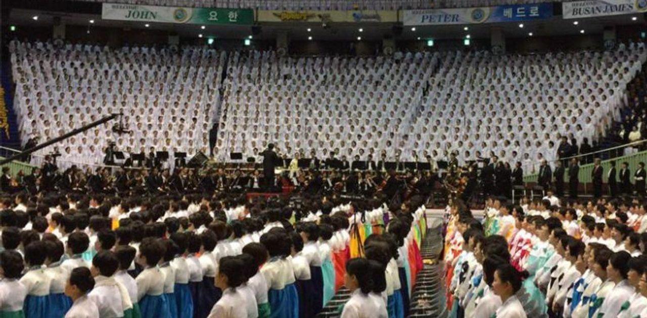 พิธีทางศาสนาในเกาหลีใต้ที่มีผู้นับถือศาสนาจำนวนมากร่วมกันในช่วงก่อนการระบาดของไวรัสโควิด-19