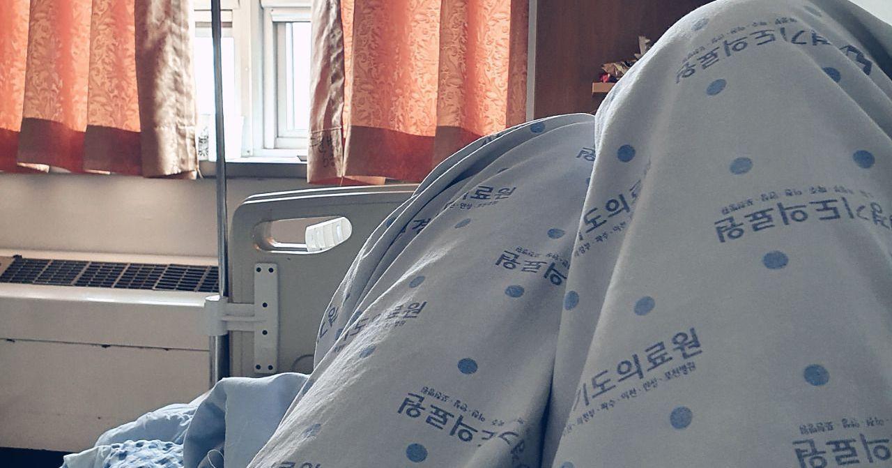 ผู้ป่วยในโรงพยาบาลเกาหลีใต้ห่มผ้าห่มลายจุด ขณะสังเกตการณ์ที่โรงพยาบาลในช่วงการรักษาไวรัสโควิด-19