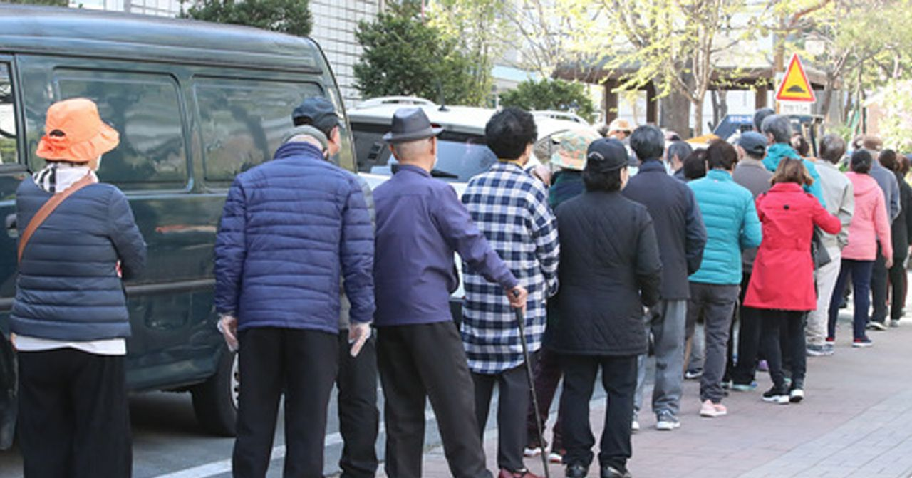 韓國人們在公園保持安全社交距離，排隊等候進入熱門景點。